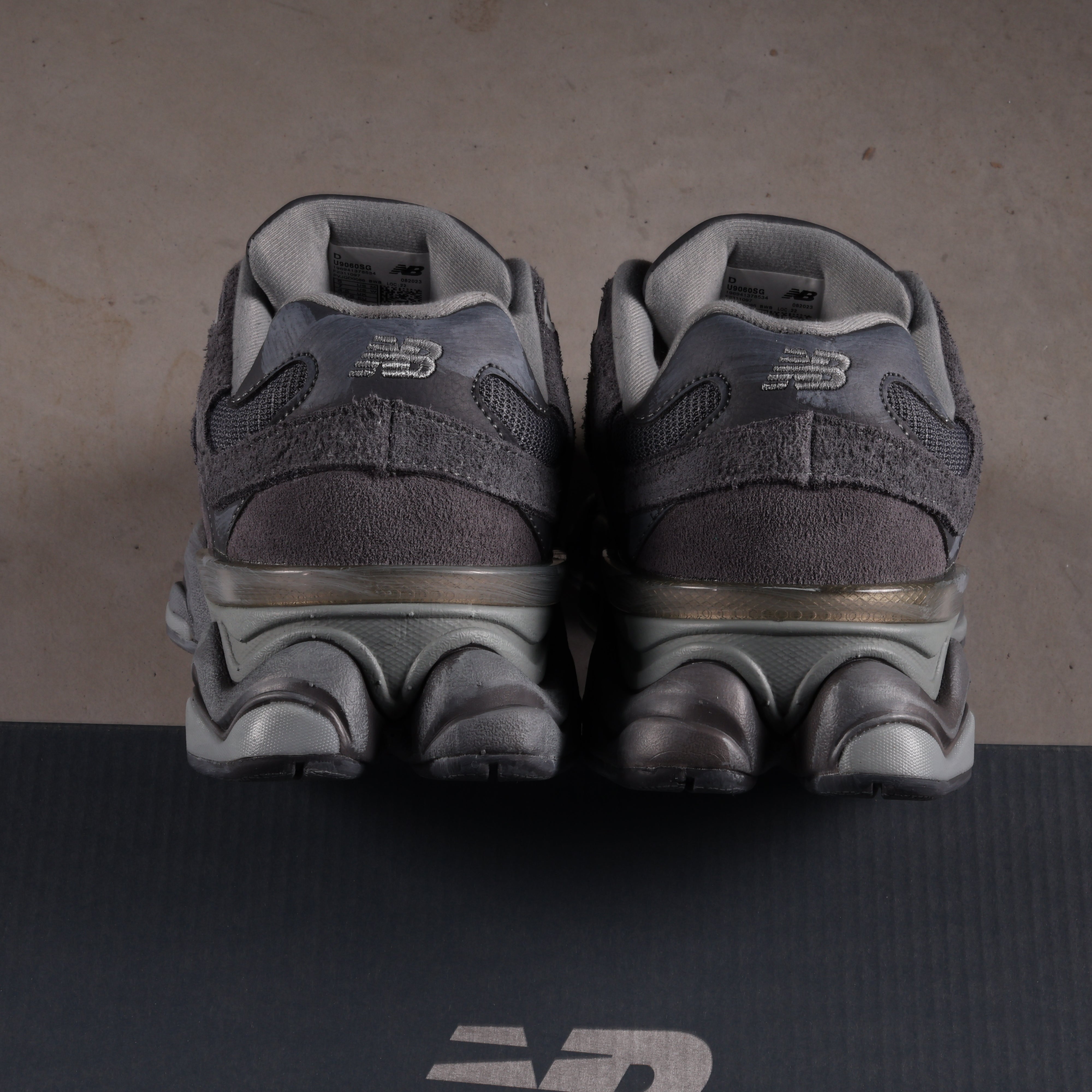 New Balance 9060 Magnet